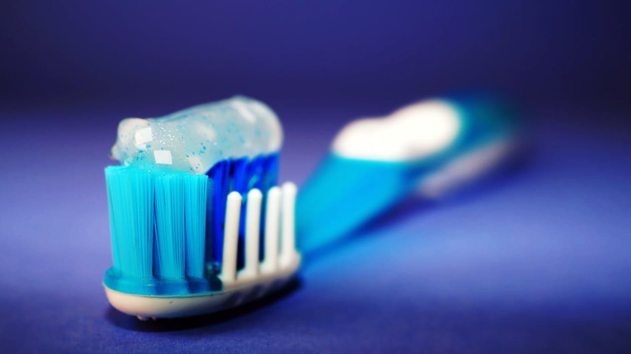 Brosse à dents avec du dentifrice en gros plan