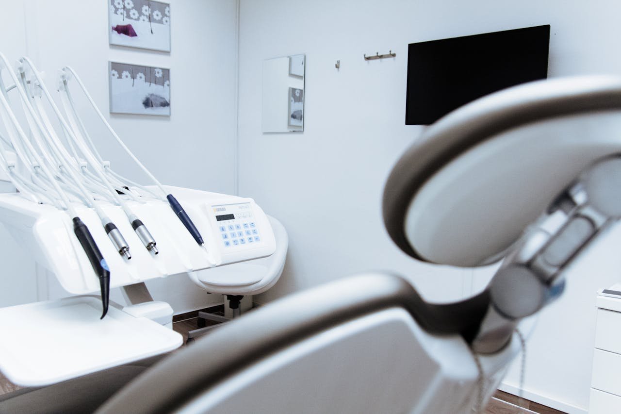 Salle de soins équipée d'un cabinet dentaire