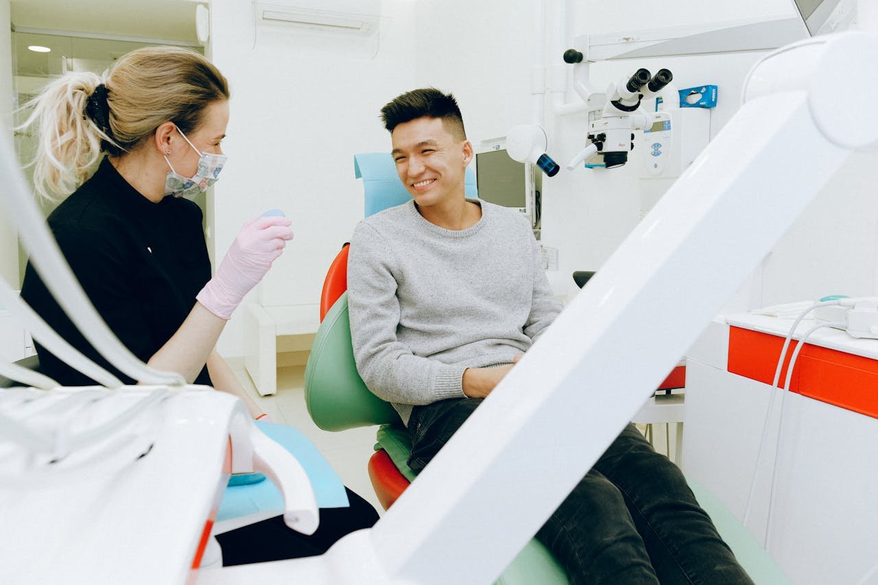 Patient assis sur le fauteuil dentaire avant son rendez-vous